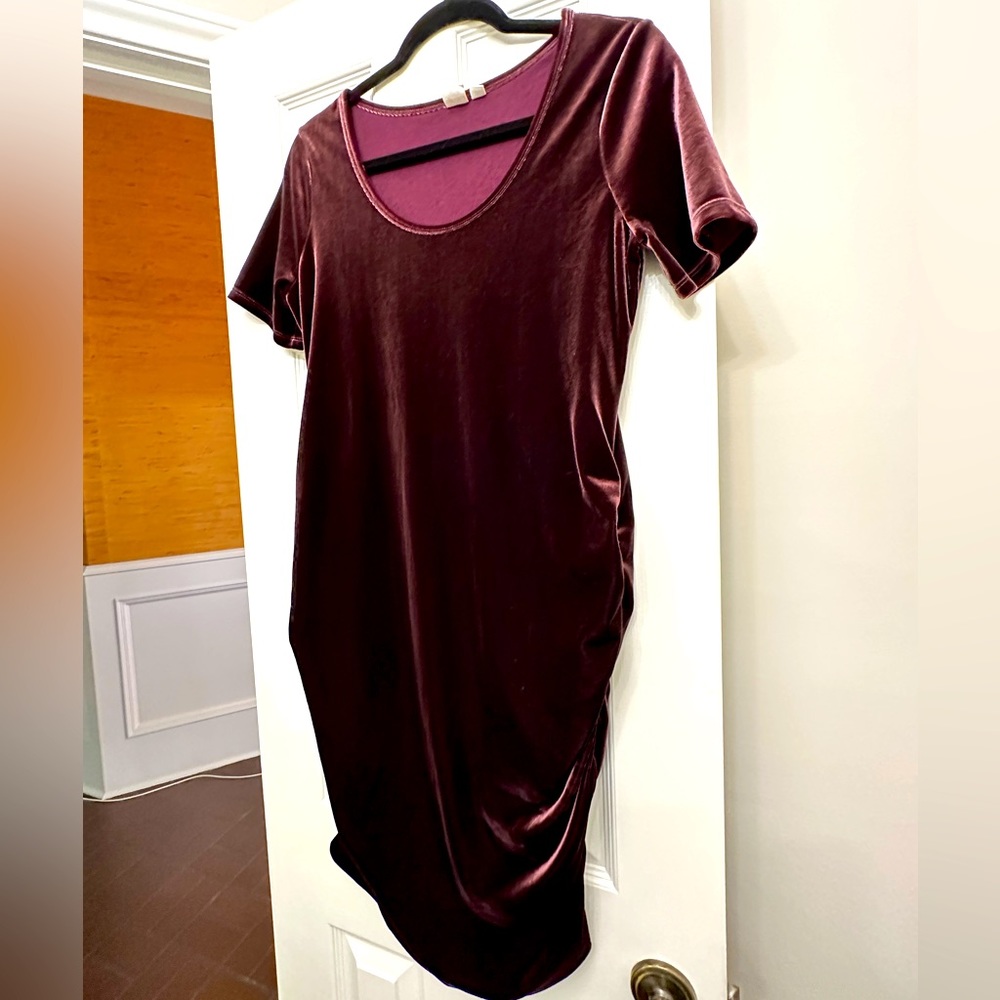 GAP Maternity velvet midi dress with ruched sides and short sleeves.  Sz S